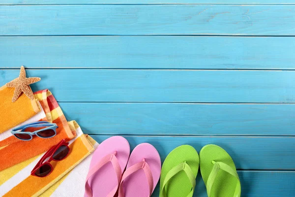 Cena de praia com decks de madeira azul — Fotografia de Stock