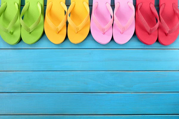 Mavi zemin kaplaması ile flip flop — Stok fotoğraf