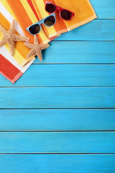 Escena de playa con cubierta de madera azul — Foto de Stock