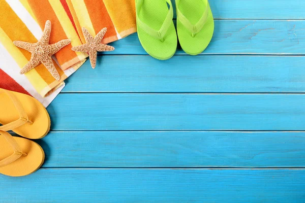 Scena di spiaggia con ponte di legno blu — Foto Stock