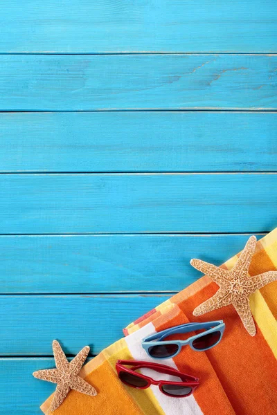 Mavi ahşap zemin kaplaması ile plaj sahnesi