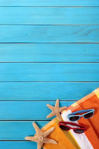 Scena di spiaggia con ponte di legno blu — Foto Stock