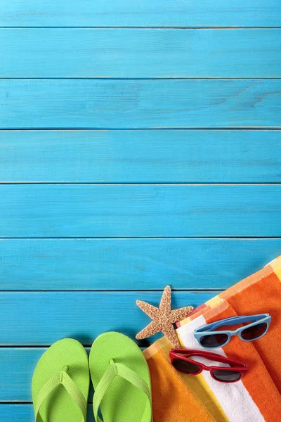 Scène de plage avec terrasse en bois bleu — Photo