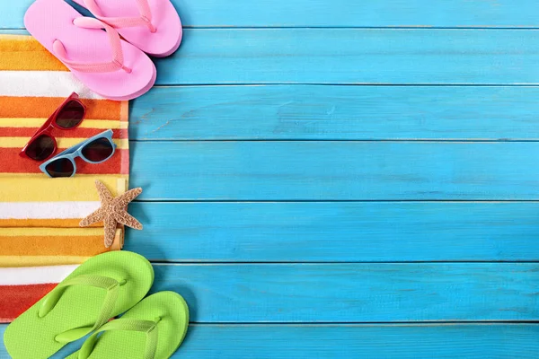 Estate spiaggia oggetti bordo, occhiali da sole, infradito, spazio copia — Foto Stock