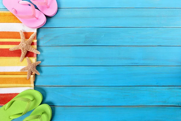 Estate spiaggia oggetti bordo, occhiali da sole, infradito, spazio copia — Foto Stock