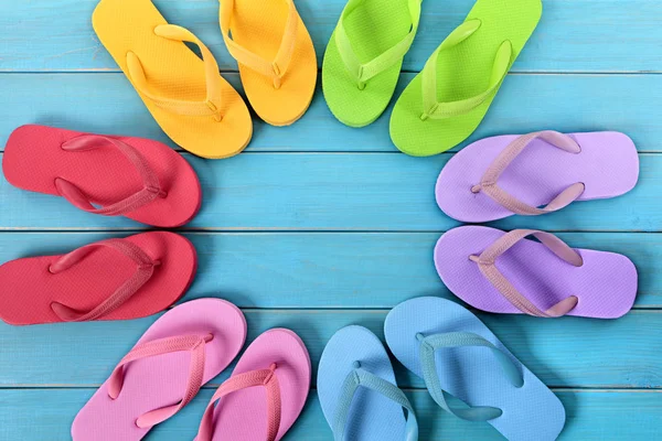 Cirkel van flip flops op dek, top uitzicht op het blauw geschilderde strand — Stockfoto