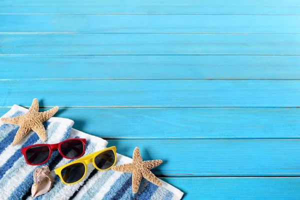 Frontera de fondo de playa de verano, gafas de sol, estrellas de mar, cubierta de madera — Foto de Stock