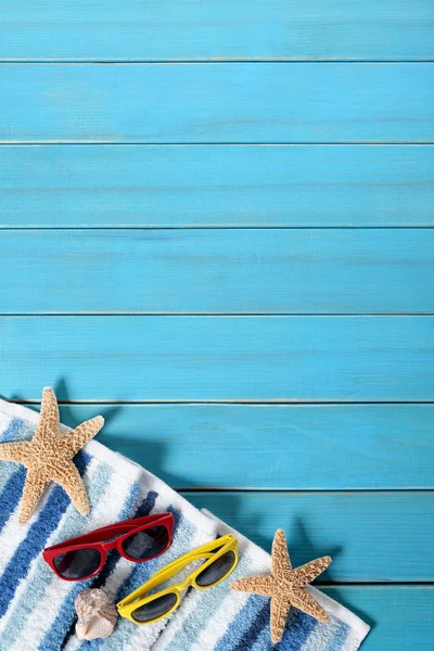 夏季海滩背景边框、 墨镜、 毛巾、 海星宇 — 图库照片