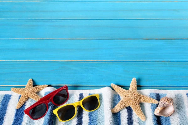 Borde del fondo de la playa de verano, estrellas de mar, gafas de sol, madera azul , — Foto de Stock