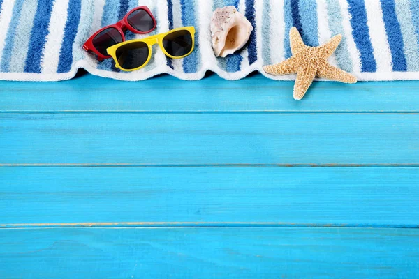 Estate spiaggia sfondo bordo, stelle marine, occhiali da sole, legno blu , — Foto Stock