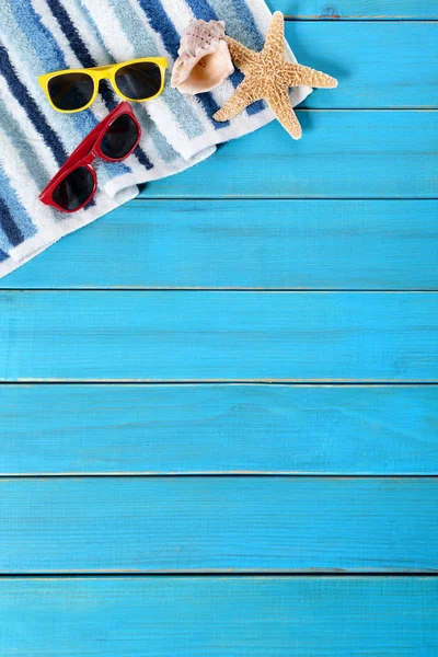 Frontera de fondo de playa de verano, gafas de sol, toalla, estrella de mar, blu — Foto de Stock