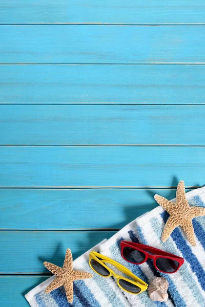 Estate spiaggia sfondo bordo, occhiali da sole, asciugamano, stelle marine, woo — Foto Stock