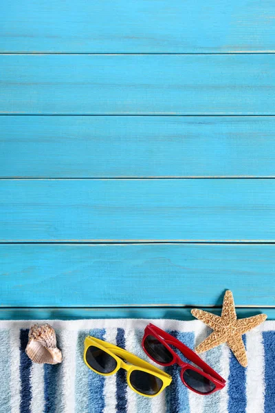Estate spiaggia sfondo bordo, occhiali da sole, asciugamano, stelle marine, blu — Foto Stock