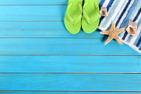 Borde del fondo de la playa de verano, chanclas, estrellas de mar, espacio de copia — Foto de Stock