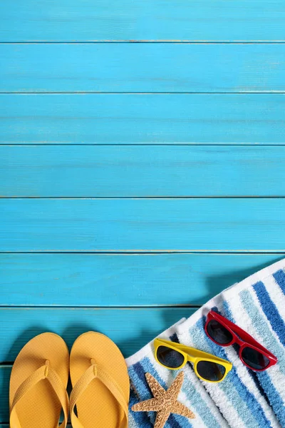 Borde de fondo de playa de verano, gafas de sol, chanclas, estrellas de mar — Foto de Stock