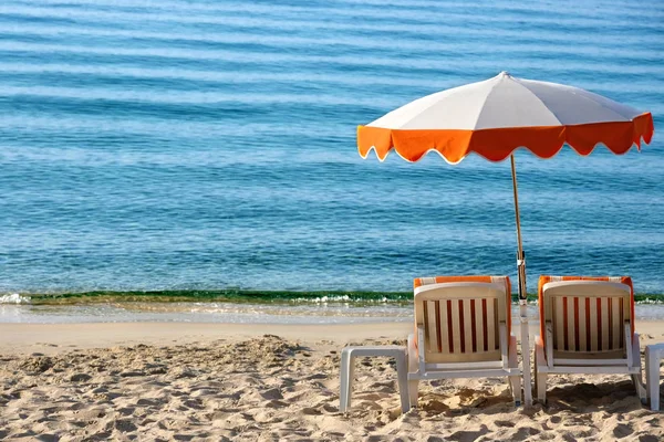 Тихоокеанский пляжный зонтик и стул — стоковое фото