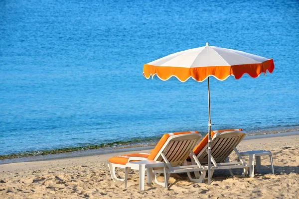 带椅子和遮阳伞的夏日海滩 — 图库照片