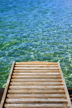 Ahşap iskelesi dikey ile okyanus