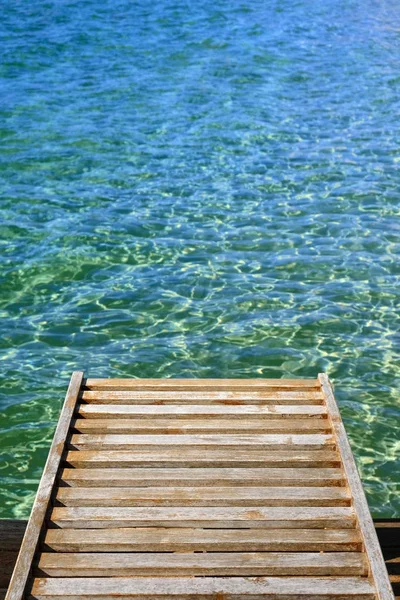 Oceano con pontile in legno verticale — Foto Stock