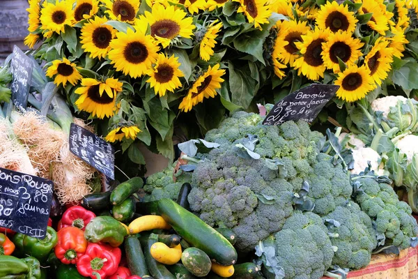 Mercado de agricultores en Francia con verduras y girasoles . —  Fotos de Stock