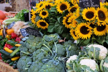 Sebze ve ayçiçeği ile Fransa çiftçi pazarı.