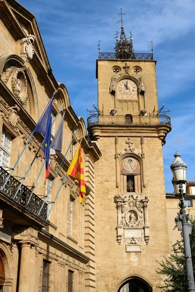 Torre do relógio e edifício da prefeitura em aix en provence, frança — Fotografia de Stock