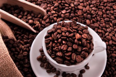 Fasulye çuvalı ve kepçe ile beyaz kahve fincanı