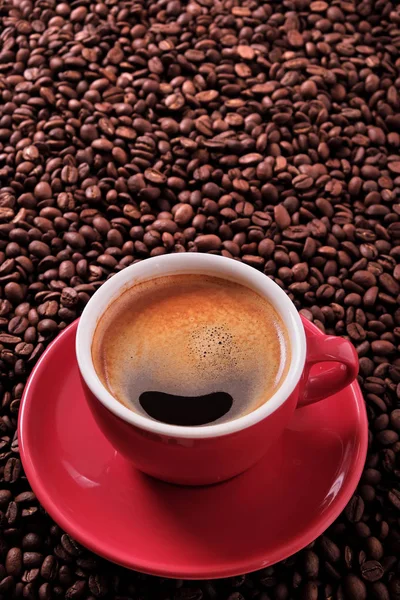 红咖啡杯配浓咖啡和烤豆立式 — 图库照片