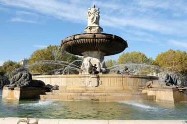 Aix-en-Provence, Fransa-18 Ekim 2017: ünlü çeşmesinin rotonde cours de mirabeau