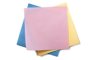 Düzensiz yığını çeşitli renk üzerine beyaz yapışkan sonrası notları izole