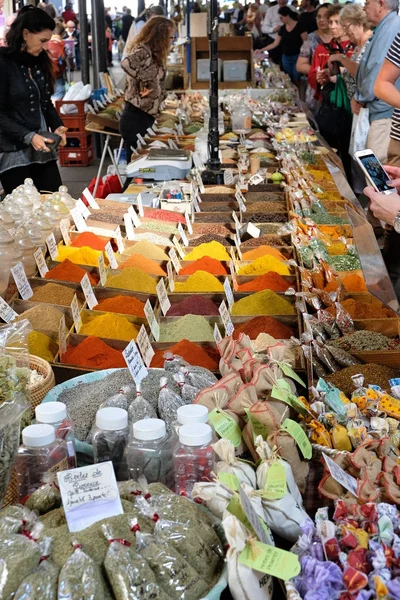 Antibes, França - 15 de outubro de 2017: Especiarias em exposição no mercado de alimentos da Provença Central — Fotografia de Stock