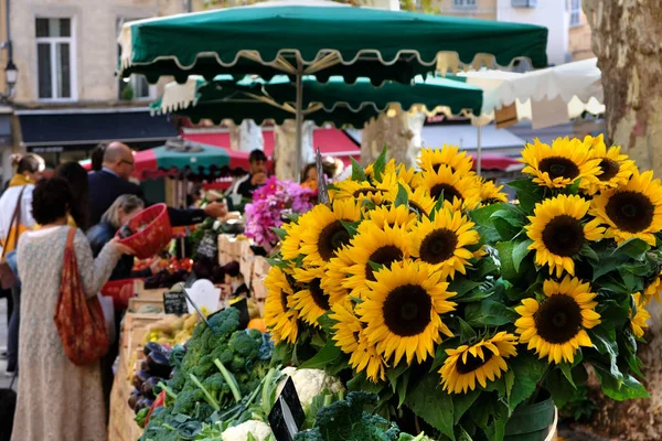 Aix-en-Provence, France - 18 octobre 2017 : les gens achètent des légumes au marché alimentaire central — Photo