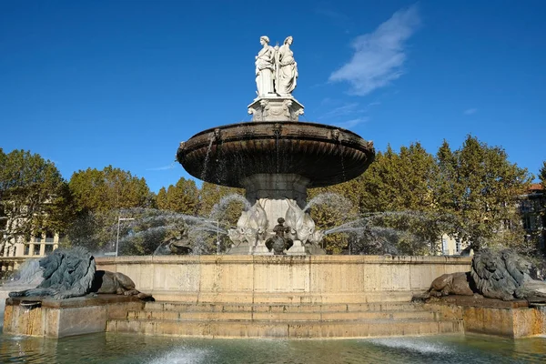 Historyczna fontanna rotondowa aix-en-provence Francja — Zdjęcie stockowe