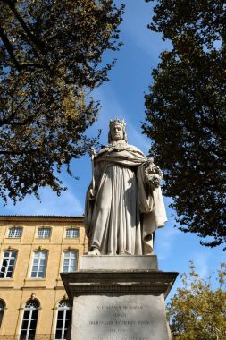 Aix-en-Provence, Fransa-19 Ekim 2017: Cours Mirabeau pazar sokakta Kral Roi Renee ünlü heykeli