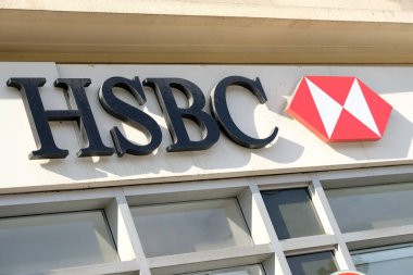Cannes, Fransa-25 Ekim 2017: HSBC banka giriş işareti ve logosu yakın