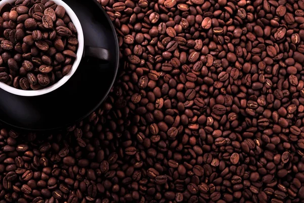 Черный кофе чашку с жареными бобами фон — стоковое фото