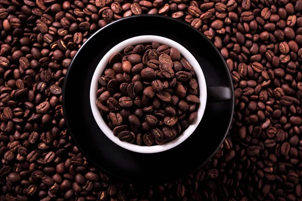 Черная чашка кофе с жареными бобами вид сверху — стоковое фото