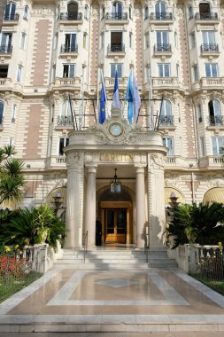 Cannes, Fransa - 28 Ekim 2017: Fransa'nın Cannes croisette Bulvarı'nda yer alan ünlü Carlton International Hotel ön girişi görünümü 