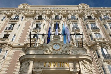 Cannes, Fransa - 28 Ekim 2017: Fransa'nın Cannes croisette Bulvarı'nda yer alan ünlü Carlton International Hotel ön girişi görünümü 