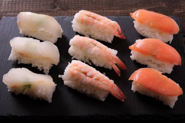 Japon suşi yemek çeşitli kayrak plakalı siyah