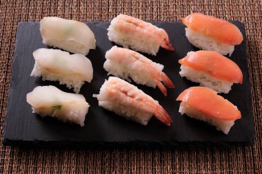 Japon suşi yemek çeşitli arduvaz levha siyah