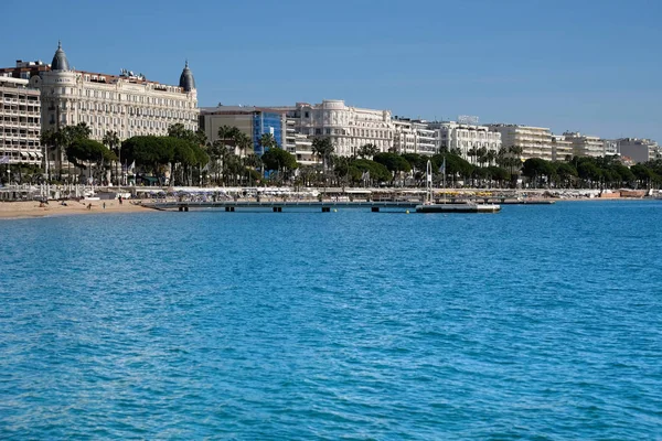 Cannes, France - October 25, 2017 : view of the sea and beach in — Stock Photo, Image