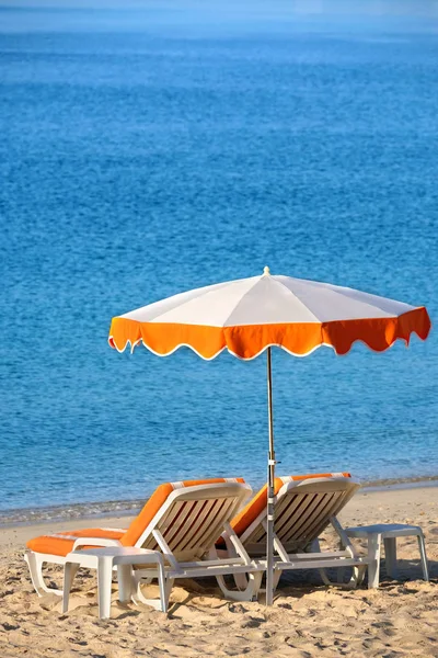 Spiaggia mediterranea con sedie e ombrellone — Foto Stock