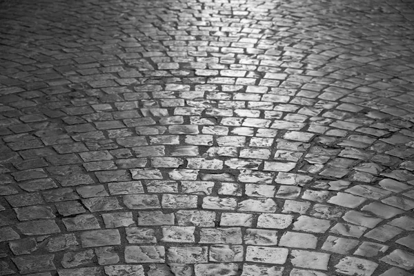 Vieille rue pavée sombre nuit texture de fond — Photo