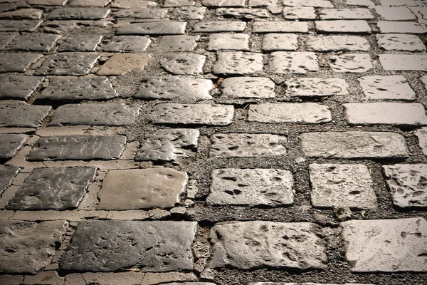 石畳の通りの表面クローズアップバックライト — ストック写真
