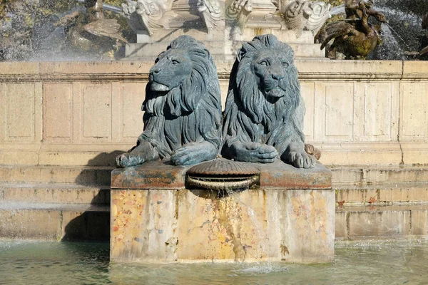 Відомий фонтан ротонди леви франція — стокове фото
