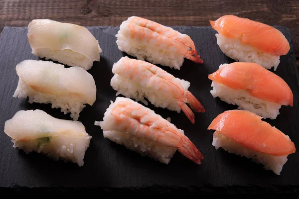 Japon suşi yemek çeşitli kayrak plakalı siyah