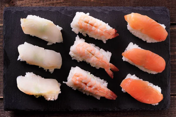 Japon suşi yemek seçimi siyah arduvaz tabağı