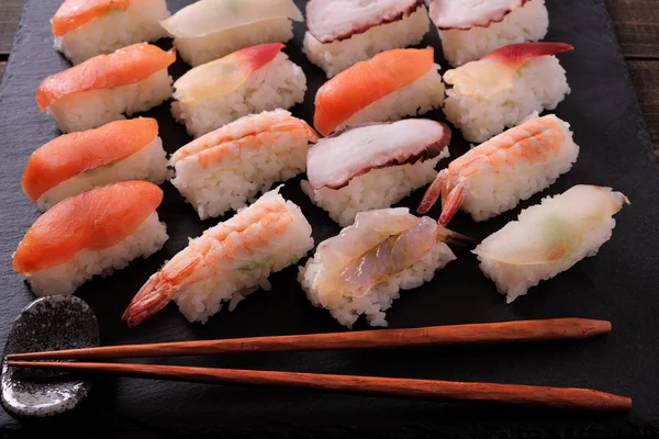 Suşi Japon yemekleri siyah arduvaz plakalı chopsticks