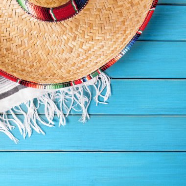 Meksika sombrero cinco de mayonez ahşap arka plan